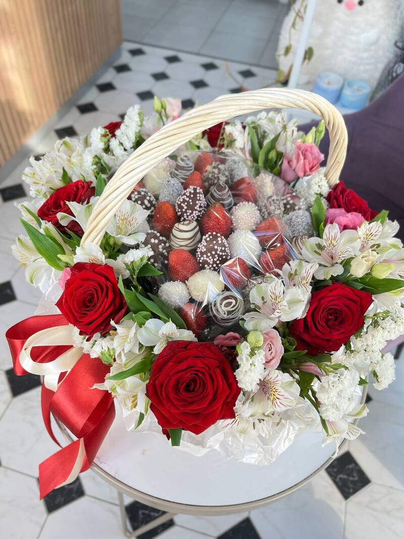 корзина с клубникой