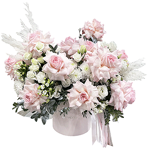 Peony rose pink 'OHara' - 19, lisianthus - 3, Baltica White Spray Chrysanthemum - 3, Round flower box medium, Oasis, Ribbon,  Bouvardia, Pistachio, Dried flowers in assortment