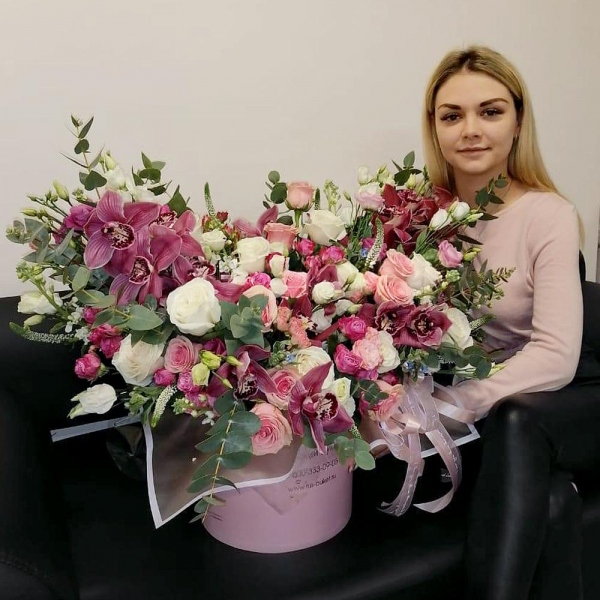 Pink Cymbidium Orchid Bud - 45, White rose 50 cm - 30, Pink rose 50 cm - 30, Peony sprayrose - 40, White Matthiola - 22, lisianthus - 15, Pink Lisianthus (Eustoma) - 15, Round flower box medium, Oasis, Veronica spray, Oksipetalum, Eucalyptus Cinerea, Flask for orchids, Wrapping Paper