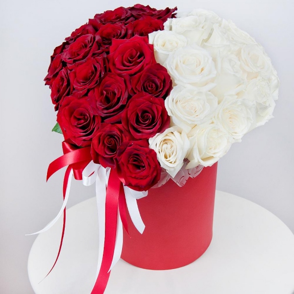 Red rose 50 cm - 32, White rose 50 cm - 29, Round flower box medium, Oasis, Ribbon
