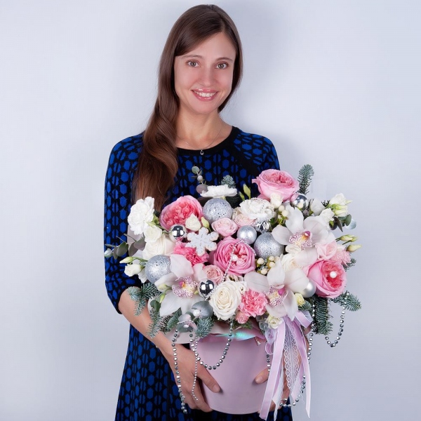 White Cymbidium Orchid Bud - 4, White rose 50 cm - 5, Peony rose pink 'OHara' - 4, Bright pink spray rose mix, 50 cm - 3, Pink carnation - 3, lisianthus - 3, Carnation white, cream - 4, Round flower box medium, Oasis, Spruce branches (1pc.), Eucalyptus Cinerea, Flask for orchids, Hypericum, Christmas decor (set), Wrapping Paper