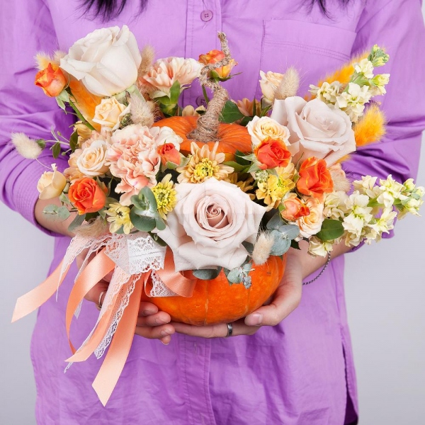 Rose Powder 50 cm Ecuador (Quicksand, Menta) - 3, White Matthiola - 2, Carnation white, cream - 4, Spray rose: white, cream, light pink 50 cm - 2, Baltica Yellow Spray Chrysanthemum - 2, Pumpkin medium (d 20-25 cm), Oasis, Eucalyptus Cinerea, Ribbon