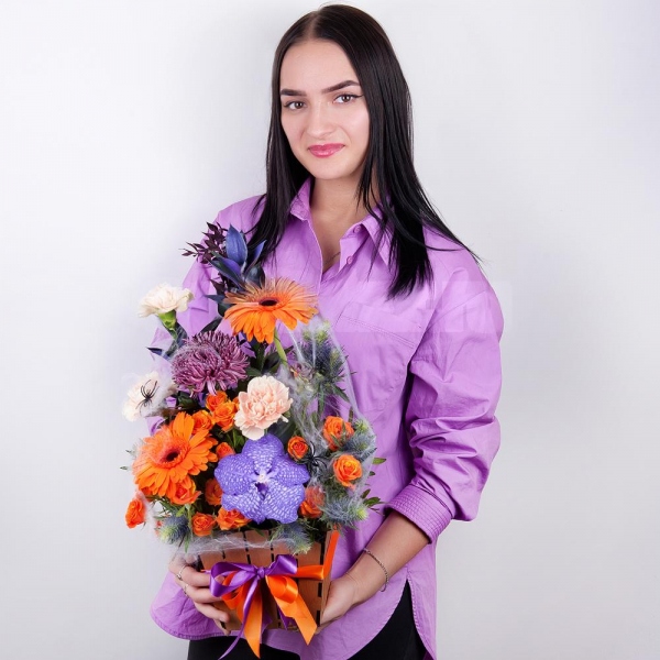 Герберы - 2, Хризантема одноголовая Бигуди фиолетовый - 2, Роза кустовая желтая, оранжевая 50 см - 3, Орхидея бутон Ванда - 2, Гвоздика белая, кремовая - 5, Кашпо из дерева, Оазис, Рускус, Фисташка, Колба-пробирка, Эрингиум, Декор из сухоцветов, Декоративный элемент малый, Лента