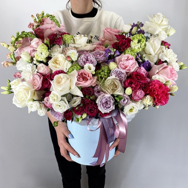 Peony style roses - 3, White rose 50 cm Ecuador - 11, Spray rose: red 50 cm - 8, Spray peony rose Misty Bubbles, 50 cm - 3, lisianthus - 5, Matthiola Lilac - 3, Pink carnation - 8, Spray peony rose Lavander, 50 cm - 2, Peony rose pink 'OHara' - 7, Carnation white, cream - 7, Pink Matthiola - 3, Round flower box medium, Oasis, Eucalyptus Cinerea, Viburnum, Hypericum, Ribbon