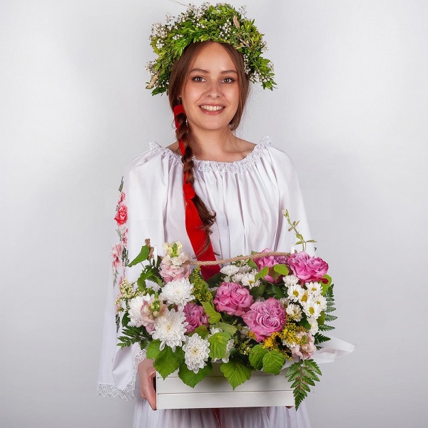Baltica White Spray Chrysanthemum - 5, Pink rose Country Blues 50 cm - 5, Pink Matthiola - 4, Santini White Spray Chrysanthemum - 4, Wooden pot, Oasis, Solidago (1 pc.),  Raspberry branch, Yellow Statice