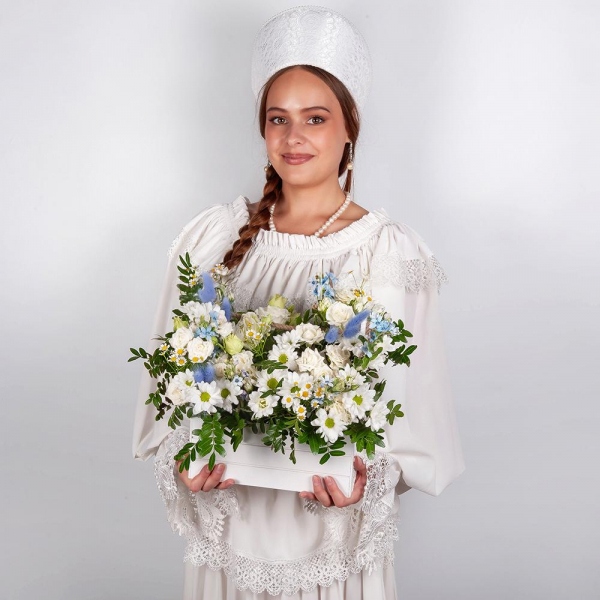 Bacardi White Spray Chrysanthemum - 2, lisianthus - 2, Chamomile - 8, Spray rose: white, cream, light pink 50 cm - 6, Wooden pot, Oasis, Oksipetalum, Pistachio, Dried flowers in assortment