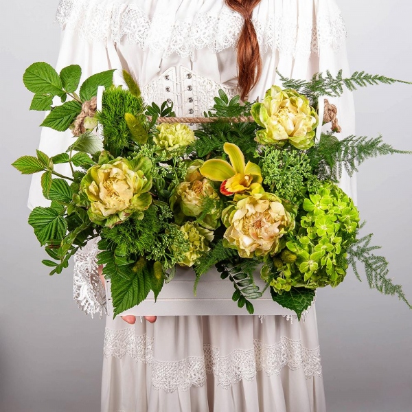Гортензия зеленая - 1, Роза Вегги 50 см - 7, Гвоздика зеленая - 10, Орхидея бутон зеленая Цимбидиум  - 1, Кашпо из дерева, Оазис, Аспарагус сетацеус, Фисташка, Седум, Колба-пробирка, Малина ветка