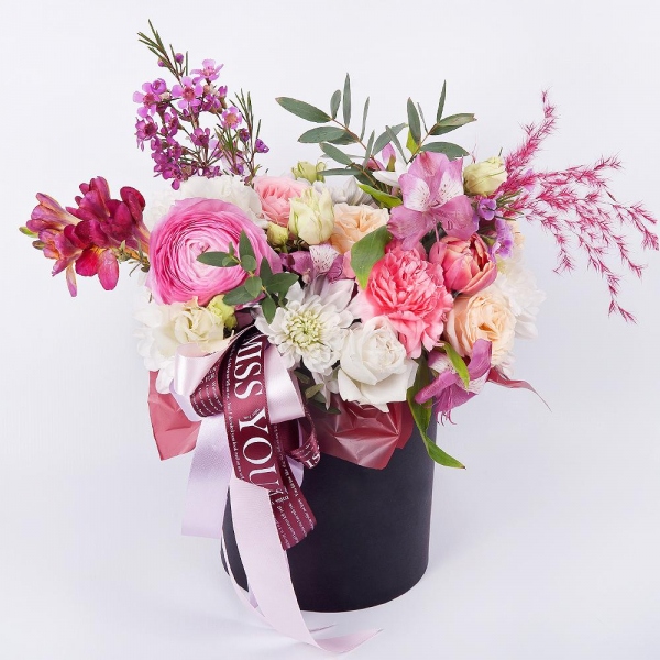 Ranunculus Pink - 1, Freesia - 1, Alstromeria white, soft pink - 1, Pink carnation - 1, Spray rose: white, cream, light pink 50 cm - 2, lisianthus - 1, Baltica White Spray Chrysanthemum - 1, Pink tulip - 1, Round flower box small , Oasis, Waxflower (1 pc.), Dried flowers decor, Wrapping Paper, Eucalyptus