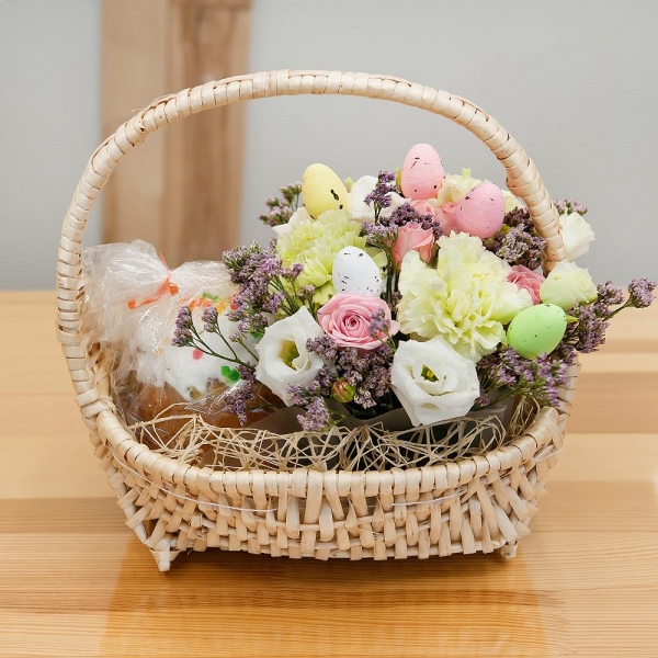 Bright pink spray rose mix, 50 cm - 2, lisianthus - 1, Green carnation - 4, Medium Basket, Oasis, Easter cake, Sisal, Limonium (1 pc.), Easter eggs (3 pc.)