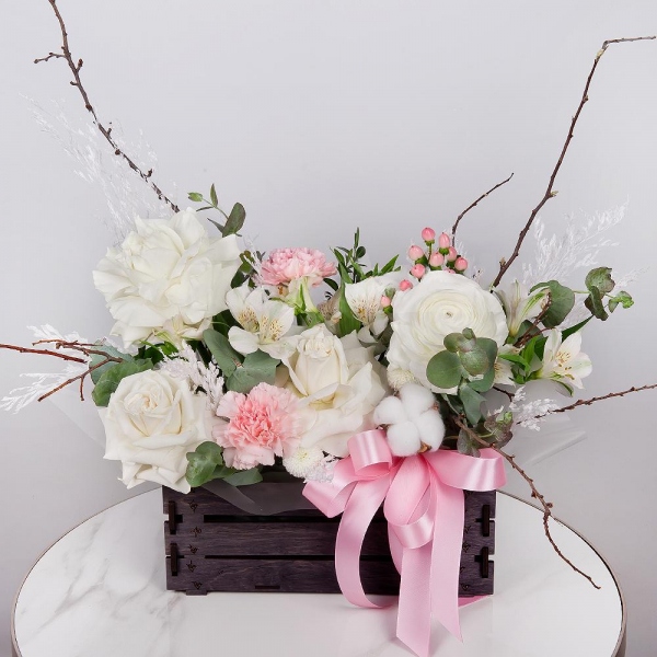 White rose 50 cm Ecuador - 3, Alstromeria white, soft pink - 3, Pink carnation - 2, Ranunculus White - 1, Wooden pot, Oasis, Artificial branch, Dried flowers in assortment, Hypericum, Cotton bud, Eucalyptus, Wrapping Paper