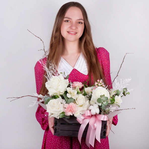 White rose 50 cm Ecuador - 3, Alstromeria white, soft pink - 3, Pink carnation - 2, Ranunculus White - 1, Wooden pot, Oasis, Artificial branch, Dried flowers in assortment, Hypericum, Cotton bud, Eucalyptus, Wrapping Paper