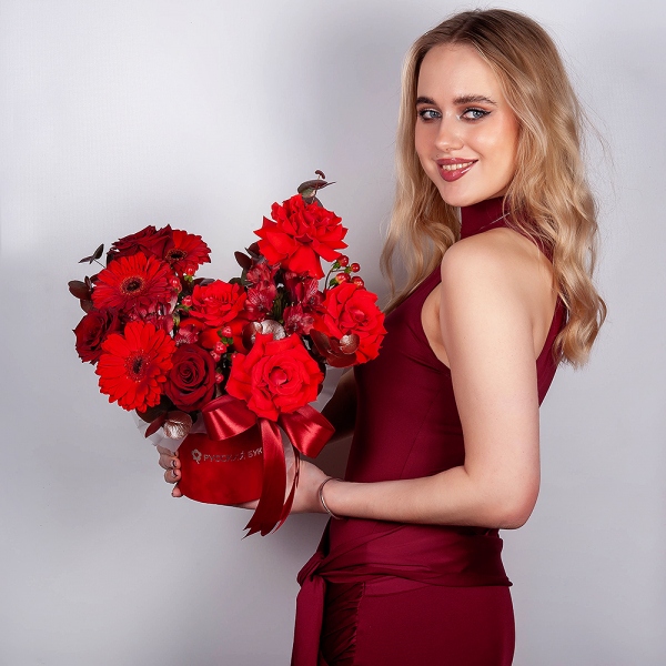Red rose Nina 50 cm - 4, Rose Red 50 cm Ecuador - 3, Gerbera red - 3, Alstromeria Red, Bright Pink - 3, Round flower box small , Oasis, Ribbon, Hypericum, Eucalyptus
