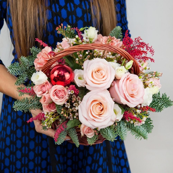 Pink rose 50 cm - 3, Bright pink spray rose mix, 50 cm - 3, lisianthus - 3, Carnation white, cream - 2, Small Basket, Spruce branches (1pc.), Oasis, Solidago (1 pc.), Waxflower (1 pc.), Christmas decor (set)