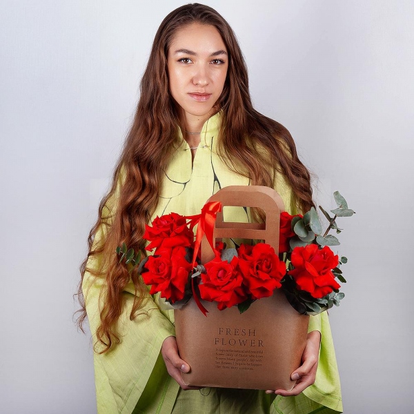 Роза Нина красная 50 см - 15, Сумочка для композиций, Оазис, Эвкалипт, Лента