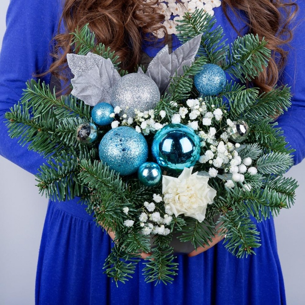 Гвоздика белая, кремовая - 2, Гипсофила - 2, Кашпо керамическое, Оазис, Ель нобилис, Набор новогоднего декора