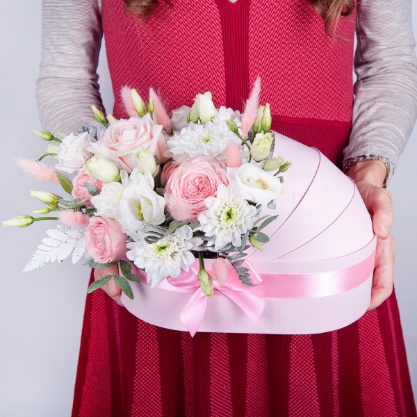 Baltica White Spray Chrysanthemum - 1, Peony sprayrose - 1, Pink rose 50 cm - 1, lisianthus - 1, Composition Box, Oasis, Pistachio, Fern (1 pc.), Dried flowers decor