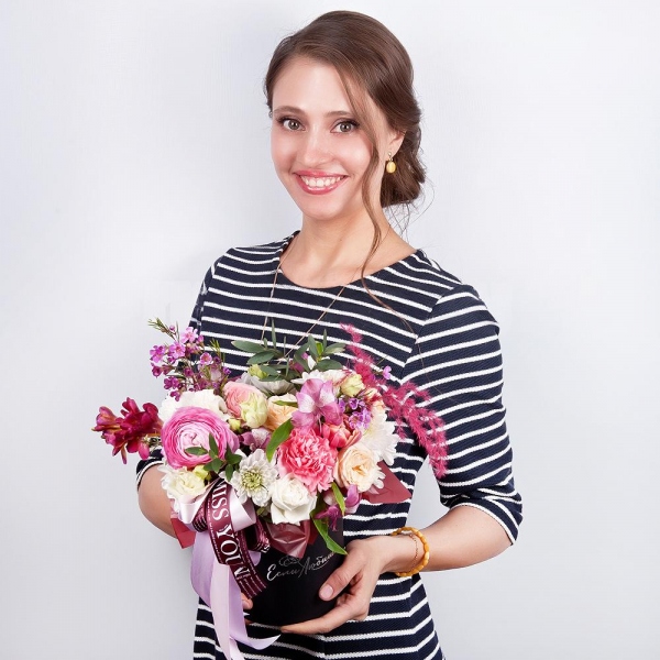 Ranunculus Pink - 1, Freesia - 1, Alstromeria white, soft pink - 1, Pink carnation - 1, Spray rose: white, cream, light pink 50 cm - 2, lisianthus - 1, Baltica White Spray Chrysanthemum - 1, Pink tulip - 1, Round flower box small , Oasis, Waxflower (1 pc.), Dried flowers decor, Wrapping Paper, Eucalyptus