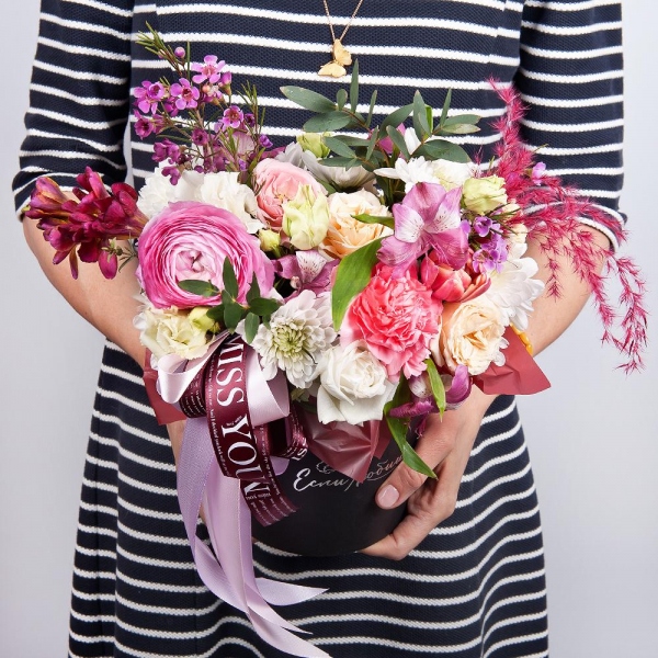 Ranunculus Pink - 1, Freesia - 1, Alstromeria white, soft pink - 1, Pink carnation - 1, Spray rose: white, cream, light pink 50 cm - 2, lisianthus - 1, Baltica White Spray Chrysanthemum - 1, Pink tulip - 1, Round flower box small , Oasis, Waxflower (1 pc.), Dried flowers decor, Wrapping Paper, Eucalyptus