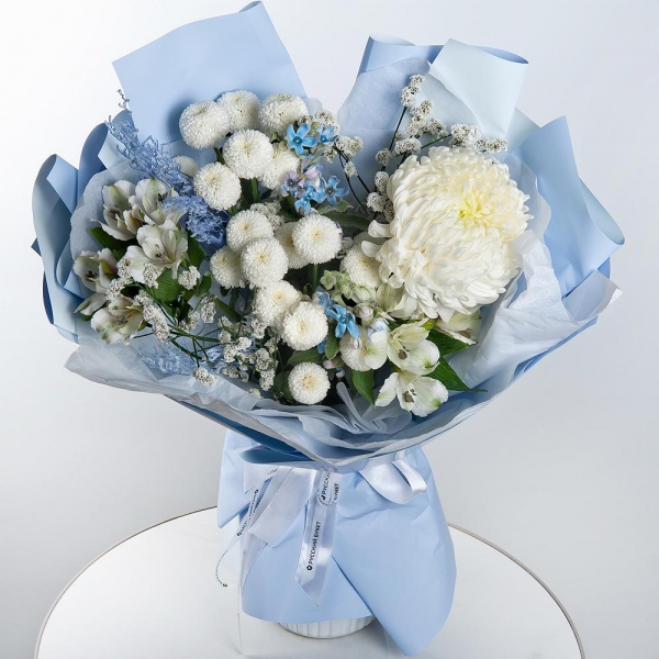 Chrysanthemum white Bigoudi - 1, Newton White Spray Chrysanthemum - 2, Alstromeria white, soft pink - 4, Oksipetalum, Limonium (1 pc.), Dried flowers in assortment, Wrapping Paper