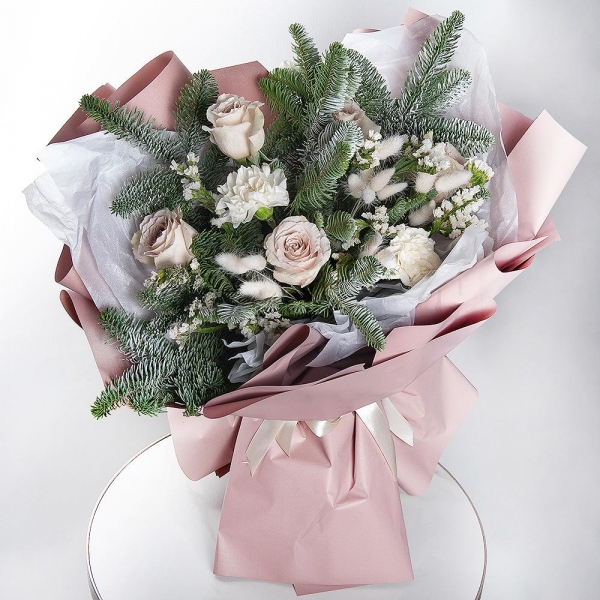 Rose Pink 50 cm Ecuador (Chelo, Hermosa, Novia, Titanik, Engagement, Pink Mondiale) - 5, Carnation white, cream - 6, Spruce branches (1pc.), Dried flowers in assortment, White statice, Wrapping Paper