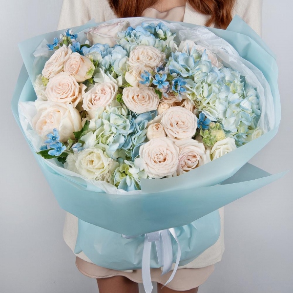 Blue/purple hydrangea - 4, Peony rose pink 'OHara' - 13, Peony sprayrose - 3, lisianthus - 4, Oksipetalum, Wrapping Paper