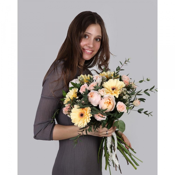David Austin peonyroses - 4, Gerbera yellow - 5, Spray rose: white, cream, light pink 50 cm - 4, Waxflower (1 pc.), Ruscus, Eucalyptus parvifolia (1 pc.), Ribbon