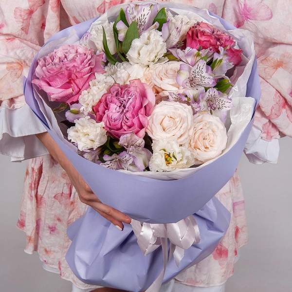 Pink rose Country Blues 50 cm - 3, Peony sprayrose - 2, Baltica White Spray Chrysanthemum - 1, Alstromeria lilac, purple - 3, lisianthus - 2, Wrapping Paper