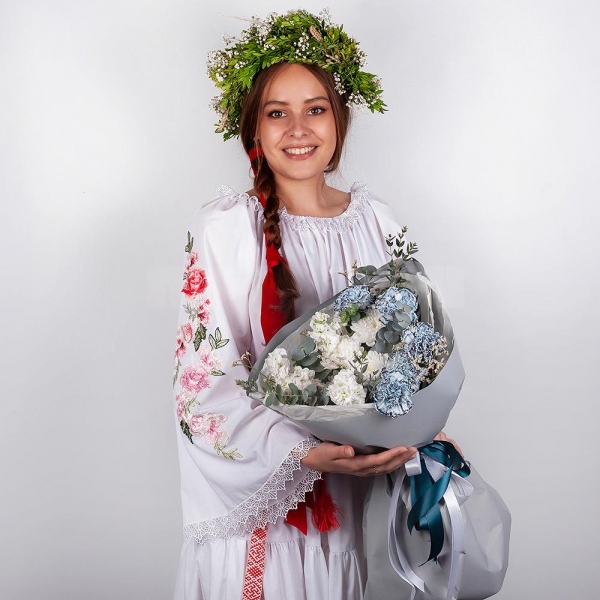 Carnation white, cream - 7, Baltica White Spray Chrysanthemum - 1, White Matthiola - 3, Limonium (1 pc.), Eucalyptus, Wrapping Paper