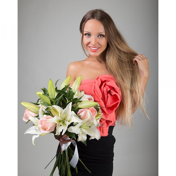 Lilies - 4, Pink rose 50 cm - 7, Ruscus, Ribbon