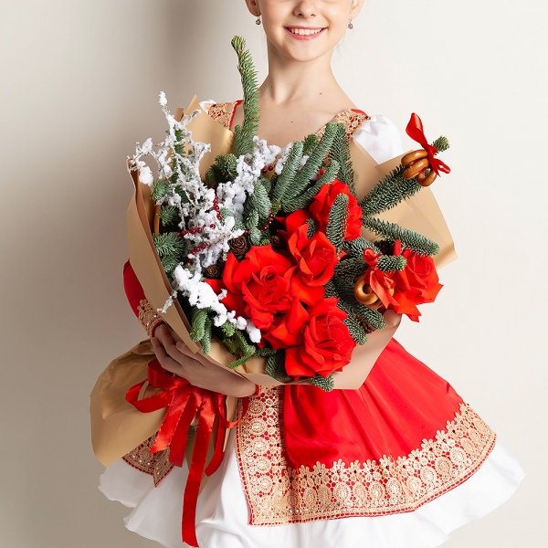 Rose Red 50 cm Ecuador - 9, Spruce branches (1pc.), Artificial branch, Decorative element small, Cones (1pc.), Decorative element medium, Wrapping Paper