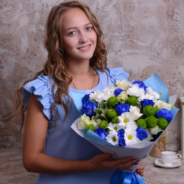 Rose blue - 15, Bacardi White Spray Chrysanthemum - 4, Athos pom Feeling Green - 4, lisianthus - 6, Pittosporum, Felt, Wrapping Paper, Ribbon