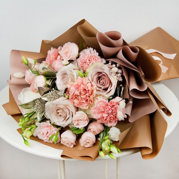 Rose Powder 50 cm Ecuador (Quicksand, Menta) - 3, lisianthus - 2, White rose 50 cm - 2, Peony sprayrose - 3, Pink carnation - 5, Dried flowers decor, Wrapping Paper
