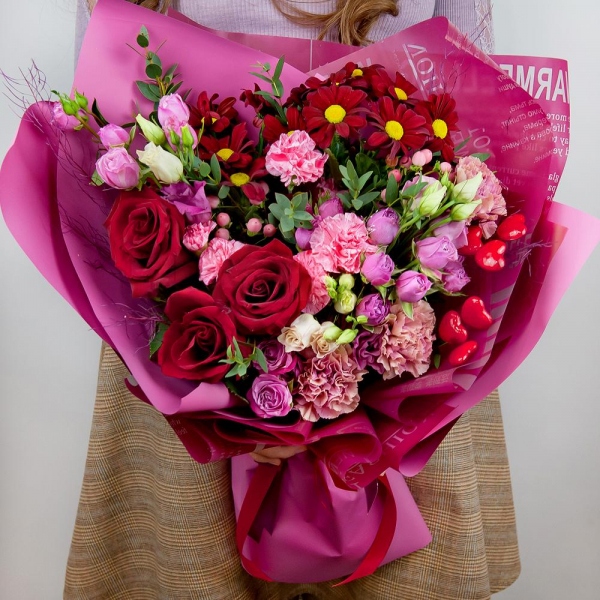 Red rose 50 cm - 5, Pink carnation - 4, Pink spray carnation - 2, Bright pink spray rose mix, 50 cm - 6, Pink Lisianthus (Eustoma) - 3, Bacardi Red Spray Chrysanthemum - 3, Hypericum, Dried flowers decor, Decorative element small, Wrapping Paper