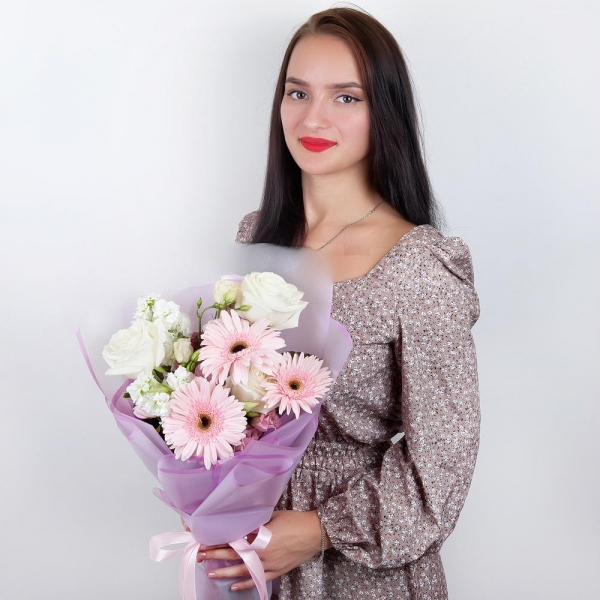 Gerbera pink - 5, White rose 50 cm - 5, White Matthiola - 3, lisianthus - 3, Wrapping Paper