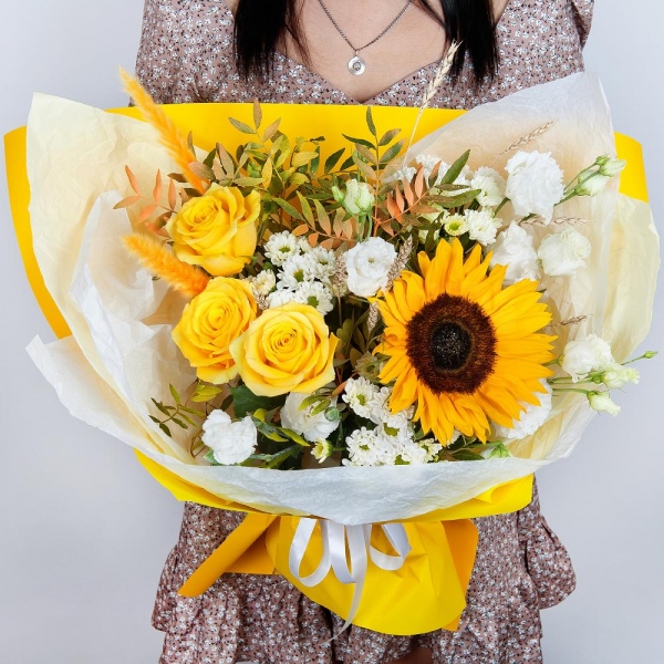 Sunflower - 2, Santini White Spray Chrysanthemum - 4, lisianthus - 4, Yellow rose 50 cm - 4, White spray carnation - 3, Pistachio, Wrapping Paper, Dried flowers decor
