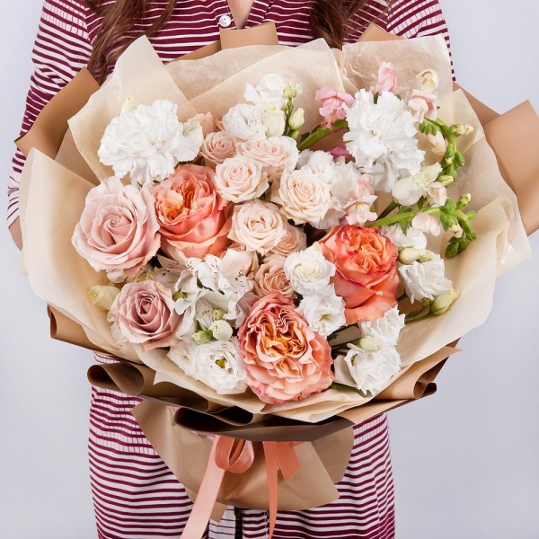 Rose Powder 50 cm Ecuador (Quicksand, Menta) - 2, Peony rose Kahala 50 cm - 3, Spray rose: white, cream, light pink 50 cm - 3, Carnation white, cream - 3, Alstromeria white, soft pink - 2, lisianthus - 3, Ornithogalum, Wrapping Paper