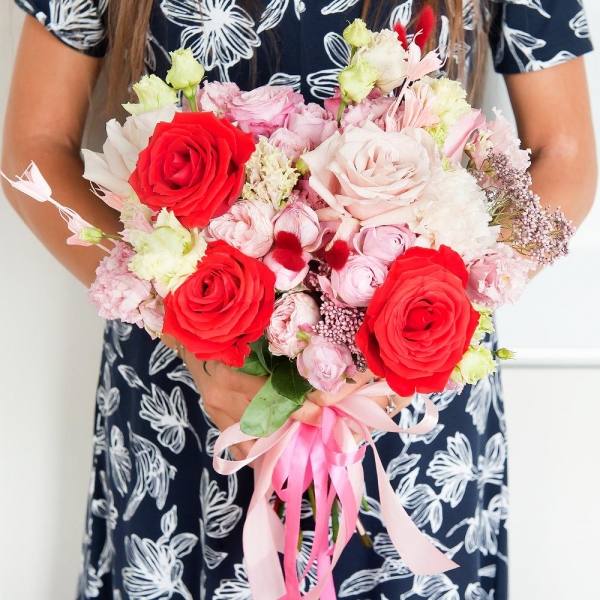 Red rose Nina 50 cm - 3, Pink rose 50 cm - 2, Rose Powder 50 cm Ecuador (Quicksand, Menta) - 2, Carnation white, cream - 2, Bright pink spray rose mix, 50 cm - 1, Peony sprayrose - 2, Pink Lisianthus (Eustoma) - 2, Ozotamnus, Dried flowers in assortment, Ribbon