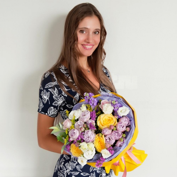 Yellow rose 50 cm - 4, Pink rose 50 cm - 5, Matthiola Lilac - 3, lisianthus - 3, Spray peony rose Lavander, 50 cm - 2, Solidago (1 pc.), Pink Statice, Ruscus, Wrapping Paper