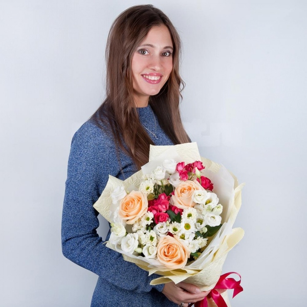 Rose Cream 50 cm - 5, Bright pink spray rose mix, 50 cm - 3, Santini White Spray Chrysanthemum - 4, lisianthus - 4, Wrapping Paper