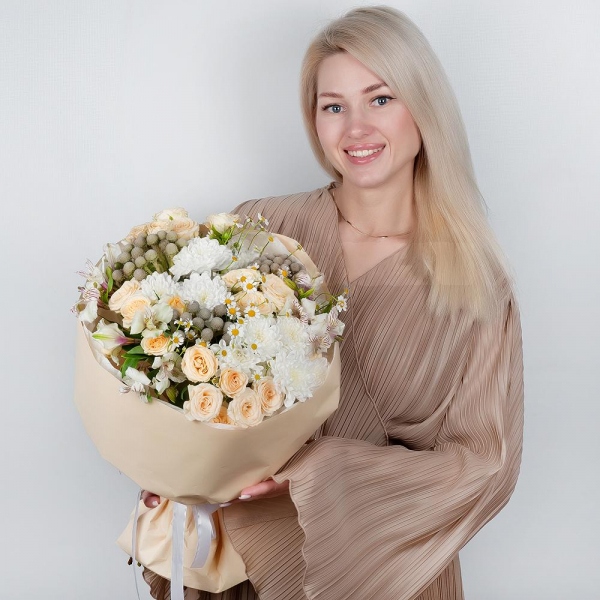 Роза кустовая белая, кремовая, нежно-розовая 50 см - 4, Хризантема кустовая Балтика белая - 3, Альстромерия белая, нежно-розовая - 5, Танацетум - 3, Бруния, Современная упаковка