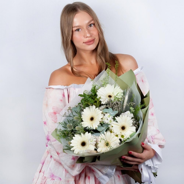 Гербера белая - 7, Маттиола белая - 3, Фисташка, Эвкалипт, Бруния, Эрингиум, Грин белл, Сухоцветы в ассортименте, Современная упаковка
