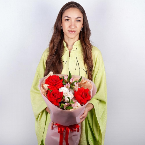 Red rose Nina 50 cm - 3, Baltica White Spray Chrysanthemum - 1, Peony sprayrose - 1, Alstromeria white, soft pink - 2, Wrapping Paper